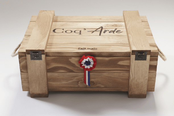 Coffret en bois de loin